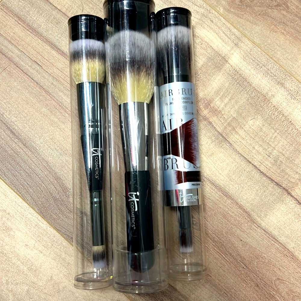 Three Brand new IT makeup brushes 🩷